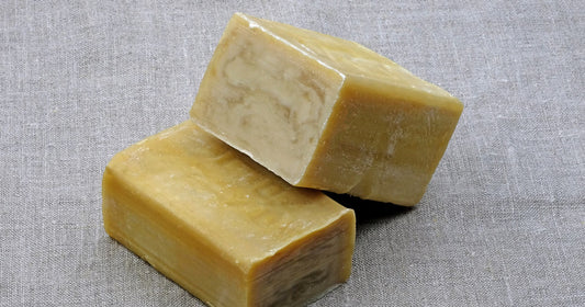 Szare mydło: Klasyczny sekret czystości i uniwersalny pomocnik